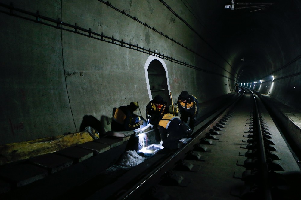 兴安铁路运营隧道病害现状